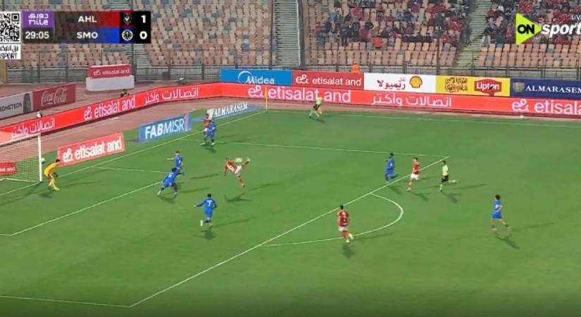 Ollózós csodagólt akart rúgni, de helyette saját magát rúgta fejbe a labdával