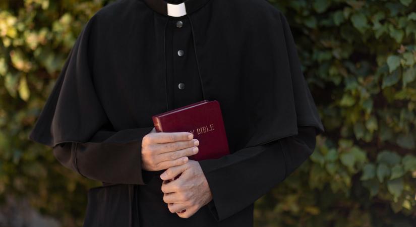 Halál a keresztelőn: gondatlanságból elkövetett emberöléssel vádolják a lelkészt