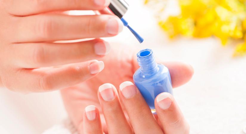 A kék körmök a legmenőbbek most – 7 francia manikűr inspiráció