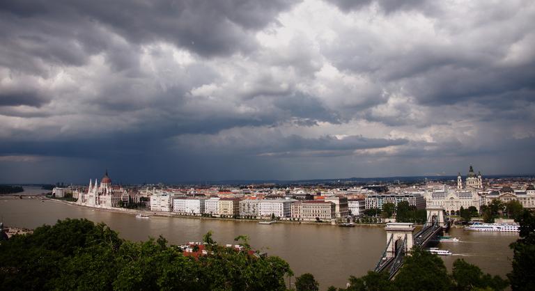 Kellemes hőmérséklettel, néhol záporral érkezik a hétfő