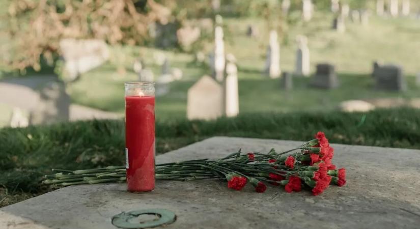 Rózsaszirom az égből és urna a Dunán: ezek az új trendek a temetkezésben
