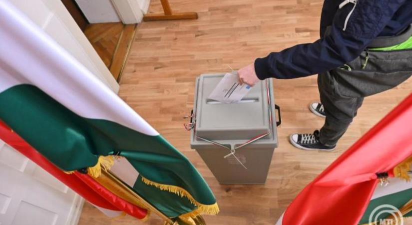 Megnyitottak a szavazókörök