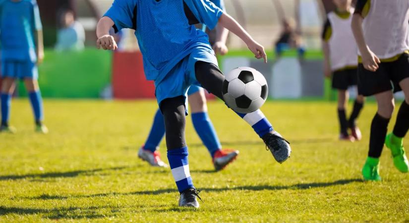 Gyerekek traumatizálva, egy tizenkét éves kórházban: barátságos focimeccsen vesztette el a fejét egy apuka
