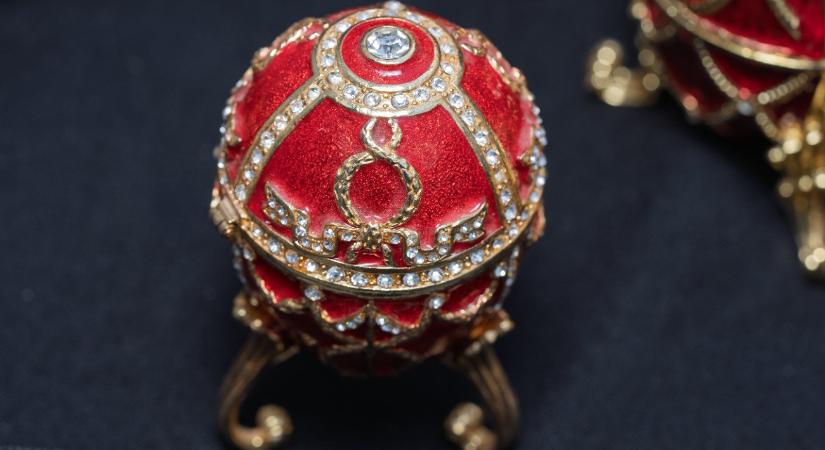 Felkapta a táskát, váratlanul nagy kincset talált benne