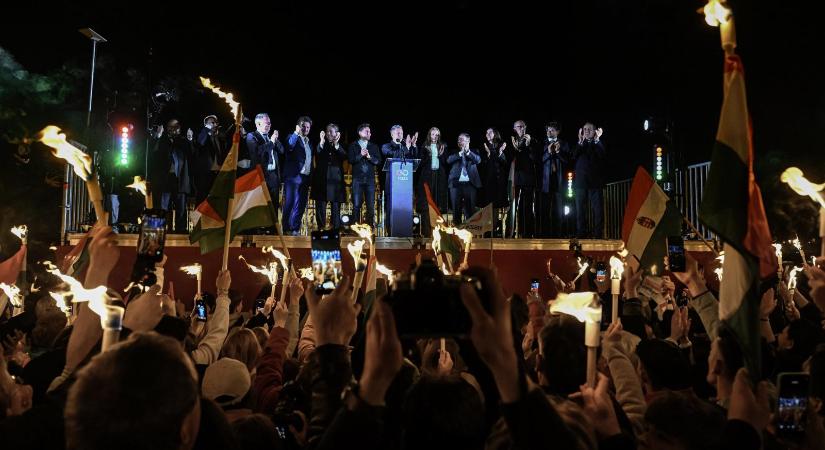 „Végre jó újra magyarnak lenni” – Több ezer ember ünnepelte Budapesten a Tisza Párt győzelmét