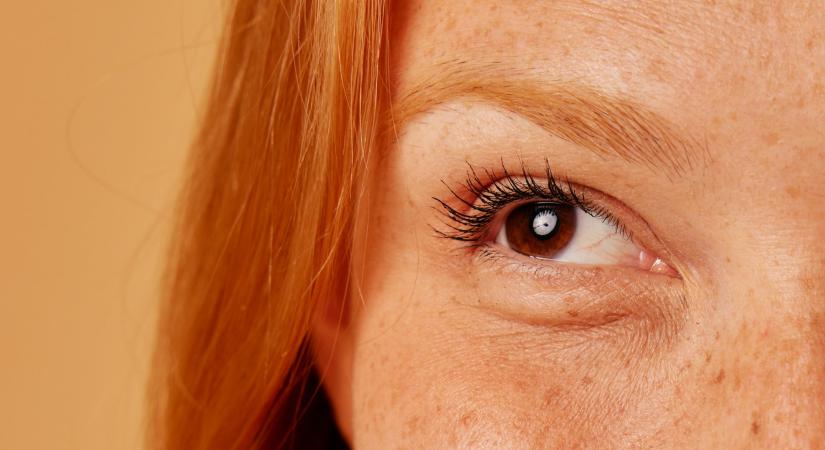 Neked is beleül a korrektor a ráncaidba? Akkor próbáld ki a profi sminkesek legjobb trükkjeit