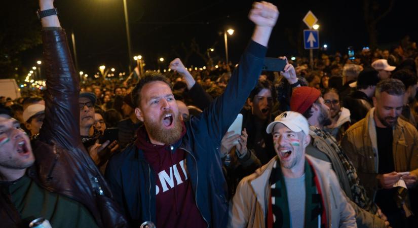 Ledőlt a bálvány!