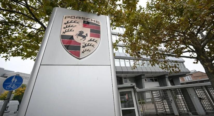 Mi folyik itt? – folyamatosan zuhan lefelé a Porsche