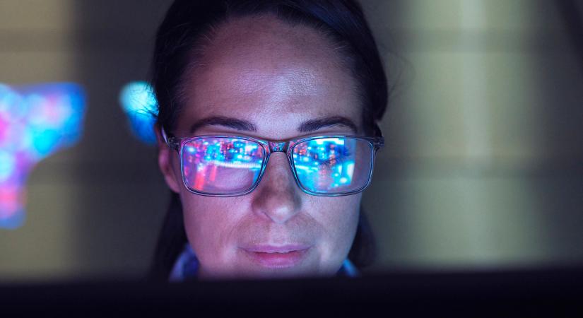 Szoros pórázt kap a mesterséges intelligencia, mert utánozza az embereket