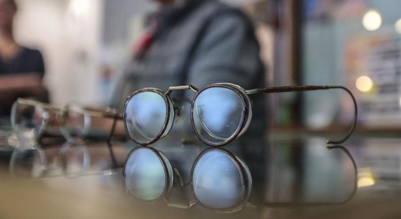 Vége a százezres kiadásoknak? Havi díjas lett a szemüveghordás Borsodban