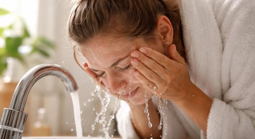 A szakértők figyelmeztetnek: ezért árthat a hideg vizes arcmosás a bőrnek