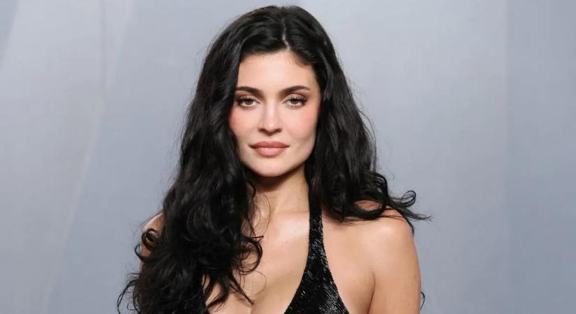 Tényleg megrepedt Kylie Jenner mellimplantátuma? Brutális fotón az igazság