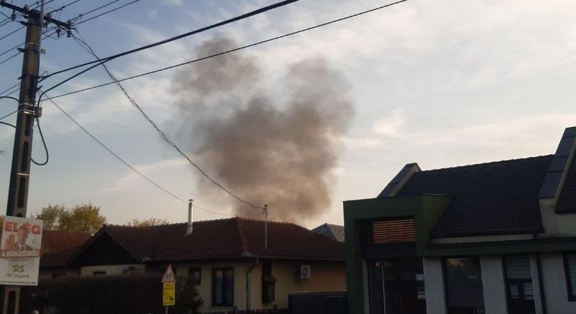 Kigyulladt egy családi ház Debrecenben, videón a hatalmas füstoszlop!