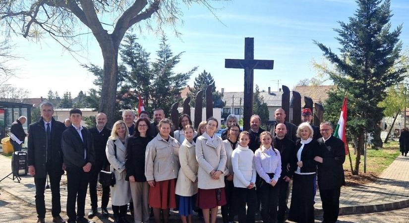 Tatán és Szőgyénben az ikerkereszteknél emlékeztek a felvidéki kitelepítésekre