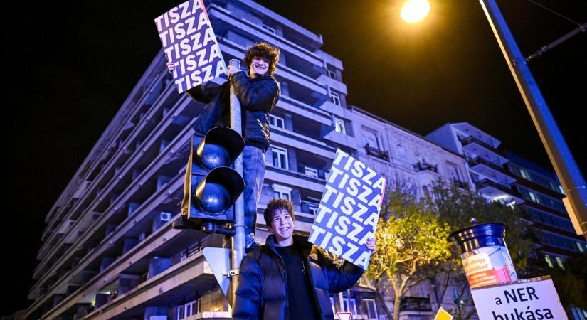 Ez már nem Orbán Viktor és a Fidesz országa: Magyar Péter valószerűtlen útja a politikai senkiföldjéről a rendszerváltásig vezetett