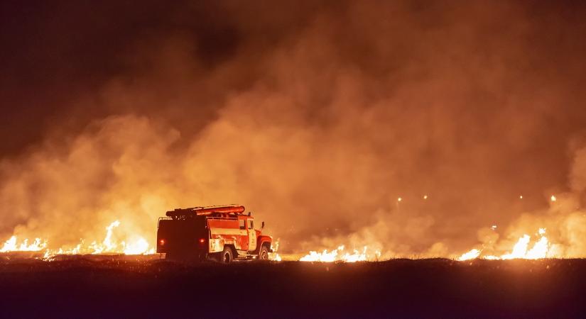 Lángolt a nádas, meggyulladt a trágyadomb: durva hétvégéjük volt a katasztrófavédőknek