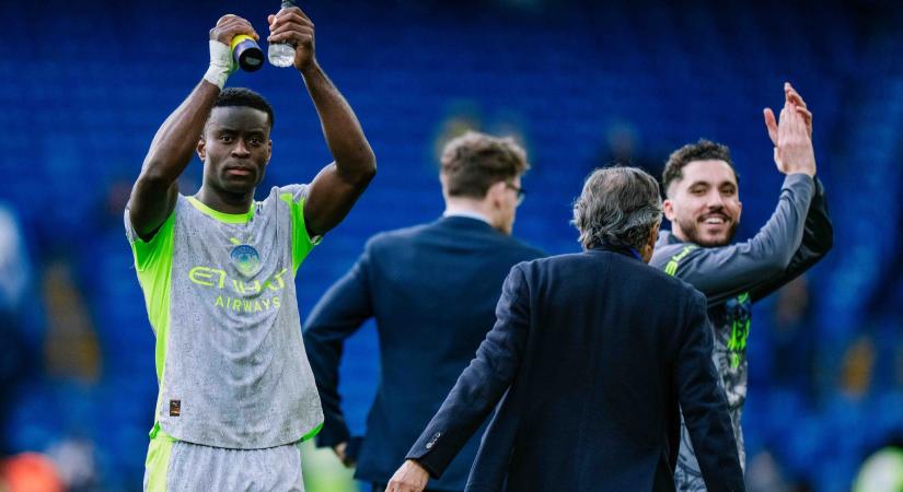 Guéhi átadta a meccs embere-díjat a csapatársának