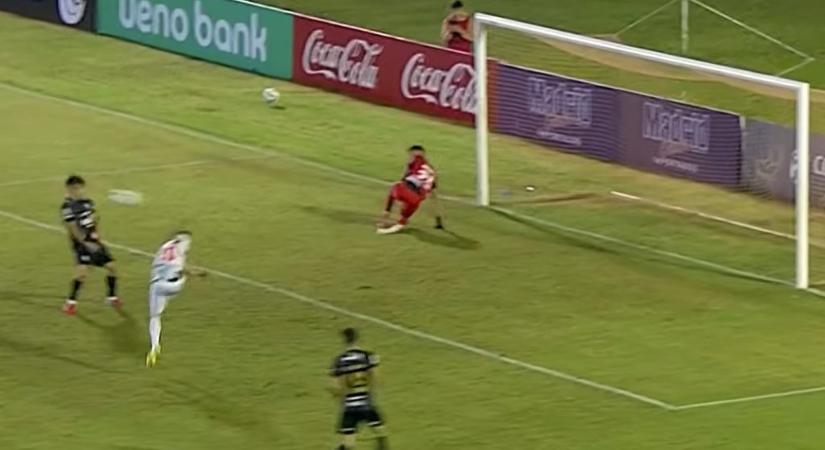 Ha úgy érzed, te vagy balszerencsés, itt egy focista, akit úgy arcon lőttek, hogy a saját kapujába pattant a labda