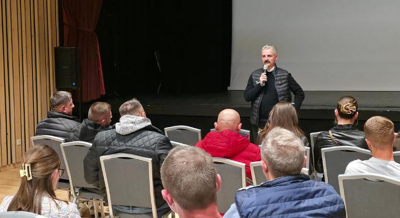 "Ne engedjük el egymás kezét!”