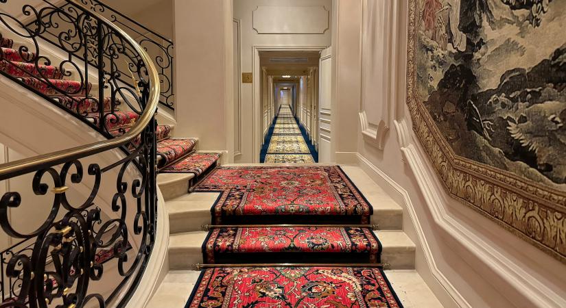 Ezért ilyen harsányak és ízléstelenek a szállodai szőnyegek