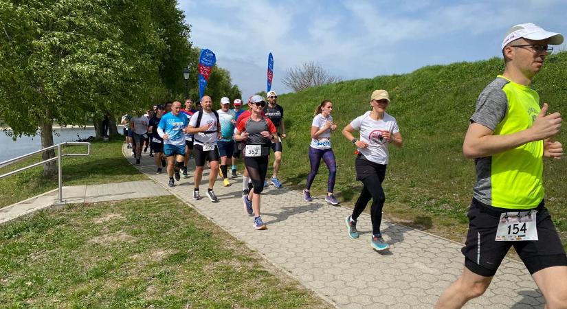 Futók vették birtokba a várost – idén is meghirdették a Kikelet félmaratont Baján – fotók, videó