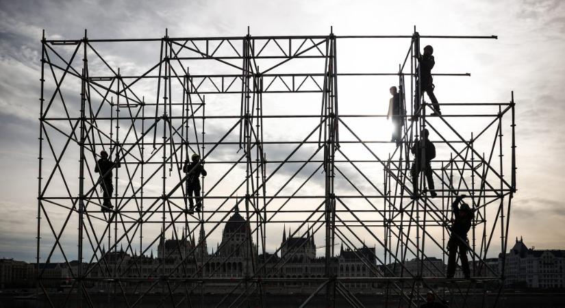 A választás utáni másnap: fotókon a Tisza-kétharmadra ébredő Budapest