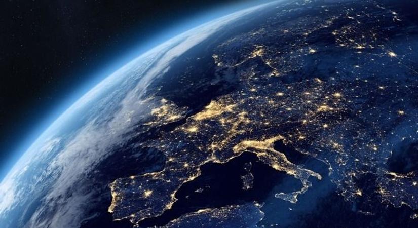 Egyre világosabb az éjszaka, már az űrből is jól látszik