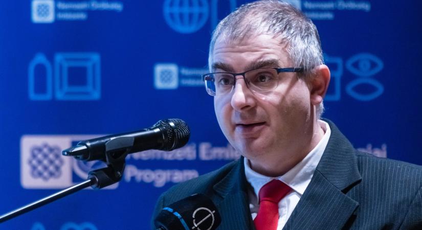 Hit a vasfüggöny mögött