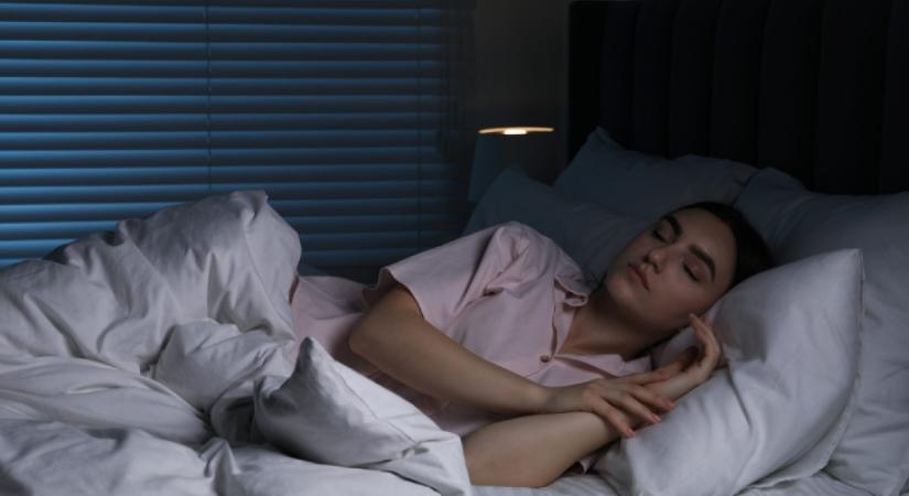 Ezért tilos teljes sötétben aludni: meghökkentő, mi az oka