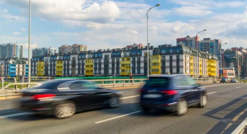 Sokak fejében él tévhit a jobbról előzésről – pedig a KRESZ világosan fogalmaz