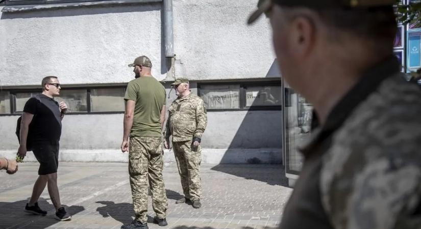 Boltban támadtak rá egy férfira a toborzók Odesszában – videó