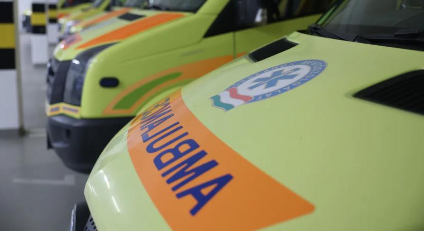 Most érkezett! Szalagkorlátnak ütközött egy autó a 8-as főúton