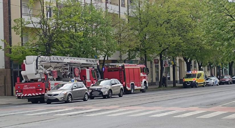 Mentő, rendőr és tűzoltók érkeztek a debreceni belvárosba, mutatjuk, mi történt!