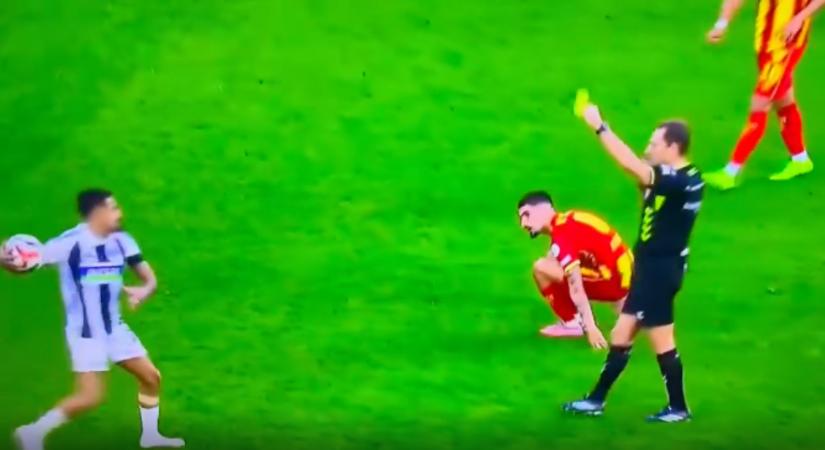 Nem volt okos a futballistától úgy tenni, mintha megdobná labdával a játékvezetőt