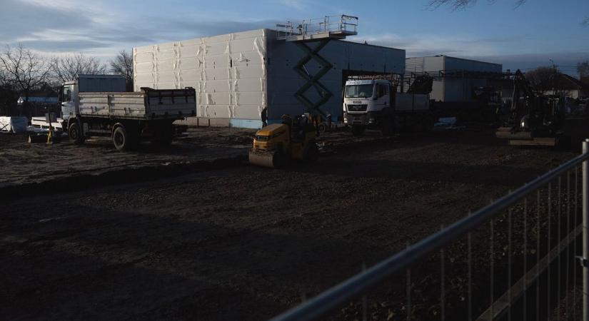 Már nem kell sokat várni: átadták a kulcsokat, kiderült, mikor nyithat a sándorfalvi üzlet