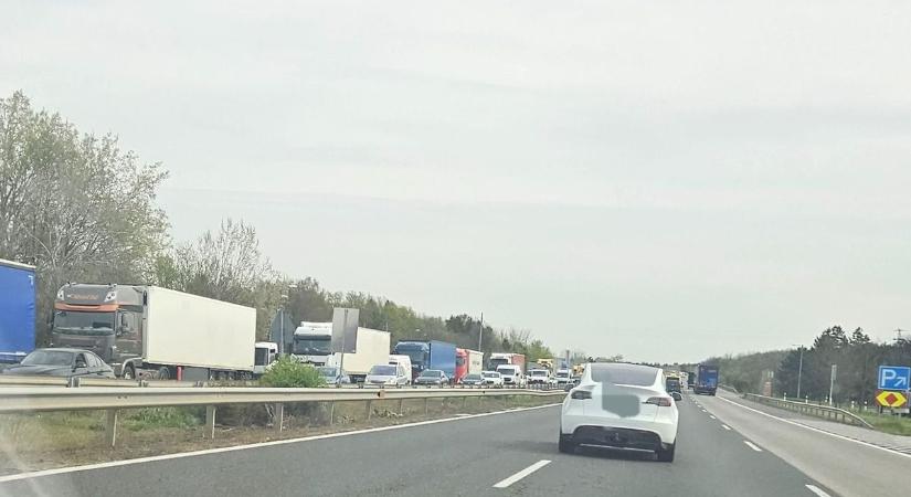 Gigadugó az M7-esen, ezért kerüld el az autópályát Székesfehérvár felé!