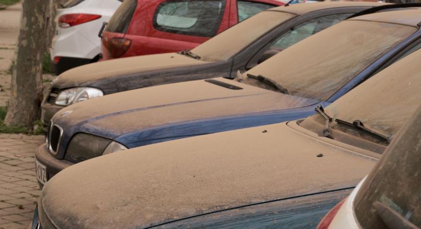 Szaharai por borítja be az eget: saras eső és borongós idő jön a héten