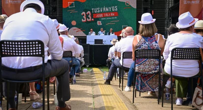 „Make Tusványos Great Again” – a román sajtó szinte csak Magyar Péterről és Orbán Viktorról szól