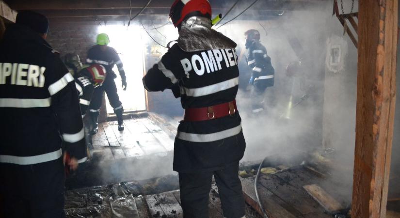 Égő házból mentettek ki egy 66 éves nőt