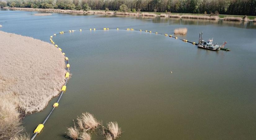 Valamit keresnek a meder alján – augusztus végéig zajlik a munka a Tisza-tavon