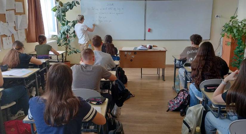 Szerdán visszatérnek a diákok az iskolába – kezdődik az utolsó modul