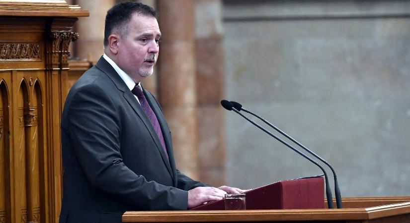 Egyelőre nem akar távozni sem az Alkotmánybíróság, sem az Állami Számvevőszék elnöke