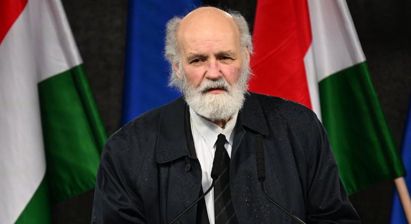 Iványi Gábor üzenetet írt Orbán Viktornak egy narancsszínű felsőre, ez áll rajta