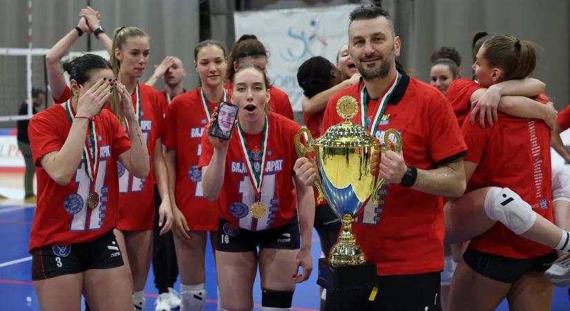 Janisz Athanaszopulosz: Minden egyes napot magammal viszek