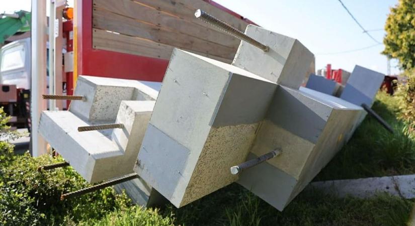 Egy speciális szállítmányt fuvarozó kamion borult fel Hevesben