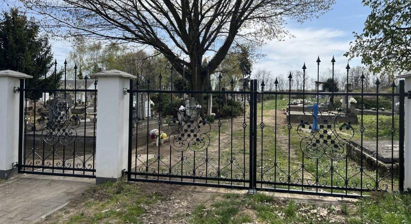 Mégis ki tesz ilyet? Az éj leple alatt lopták el a szabolcsi temető egyedi kapuját