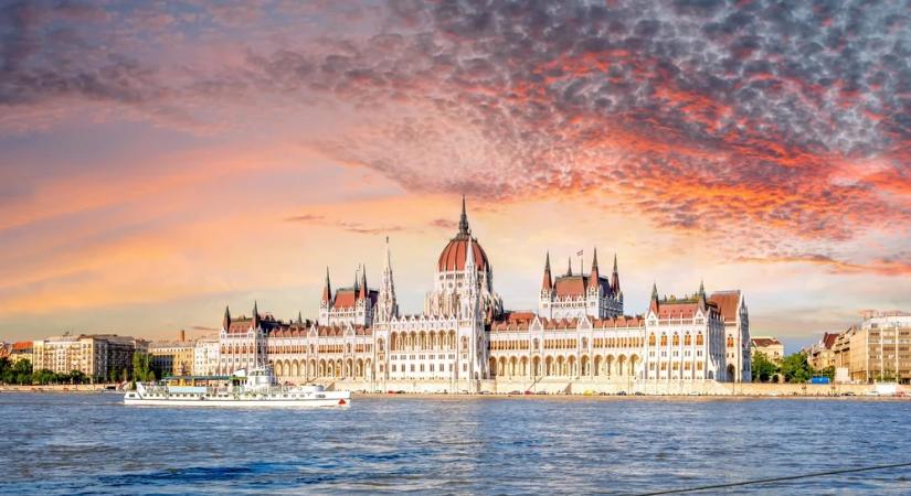 MK.ru: A magyar ellenzék 16 év után leváltotta Orbánt