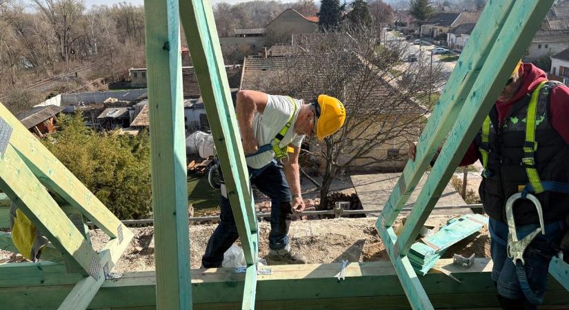 Az ácsmestereket is megizzasztotta a dunaalmási bravúr, a levegőben született csoda