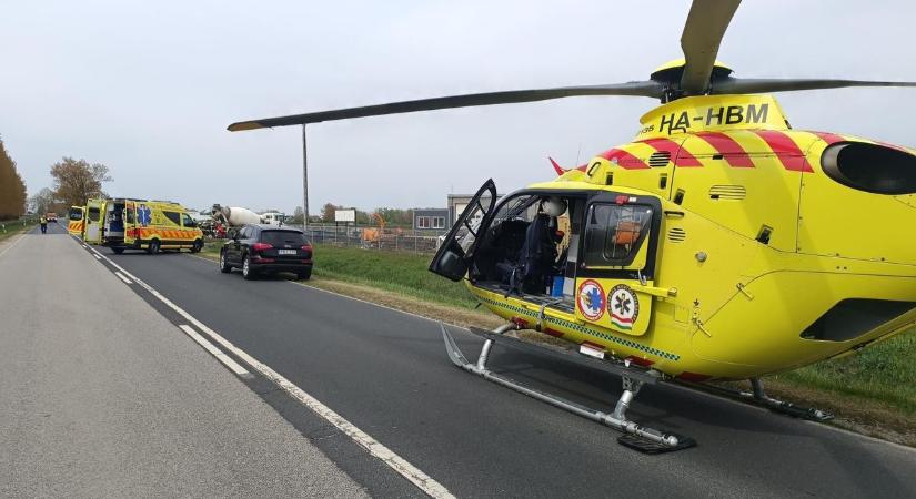 Betonkeverő teherautó ütközött személyautóval a 85-ösön, mentőhelikopter a helyszínen - fotók