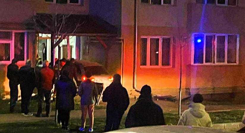Autóval csapódott egy tömbház bejáratának egy csíkszeredai nő